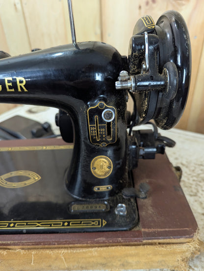 Vintage Singer Portable Sewing Machine in Carrying Case Model 99K - view 3