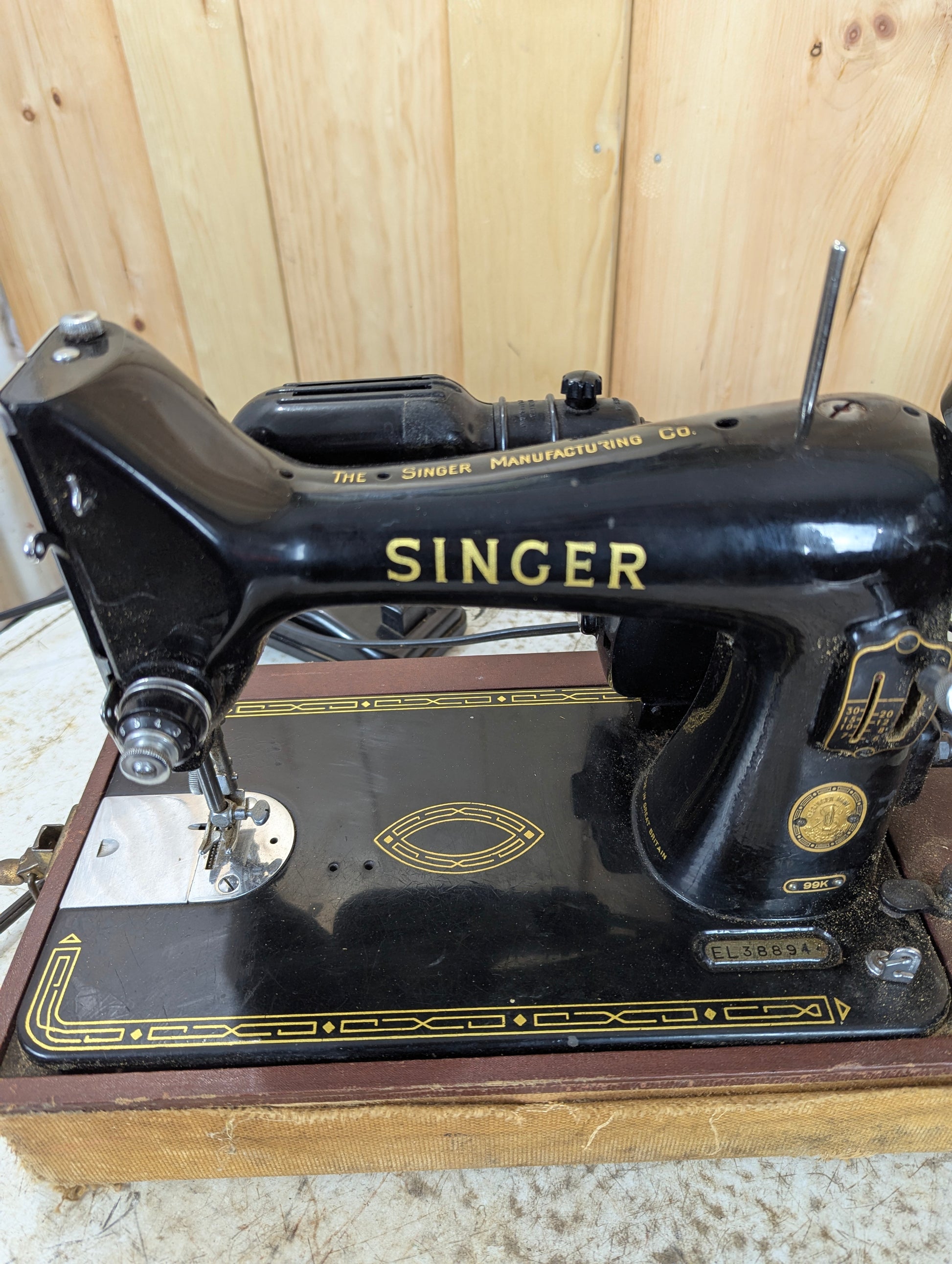 Vintage Singer Portable Sewing Machine in Carrying Case Model 99K - view 5