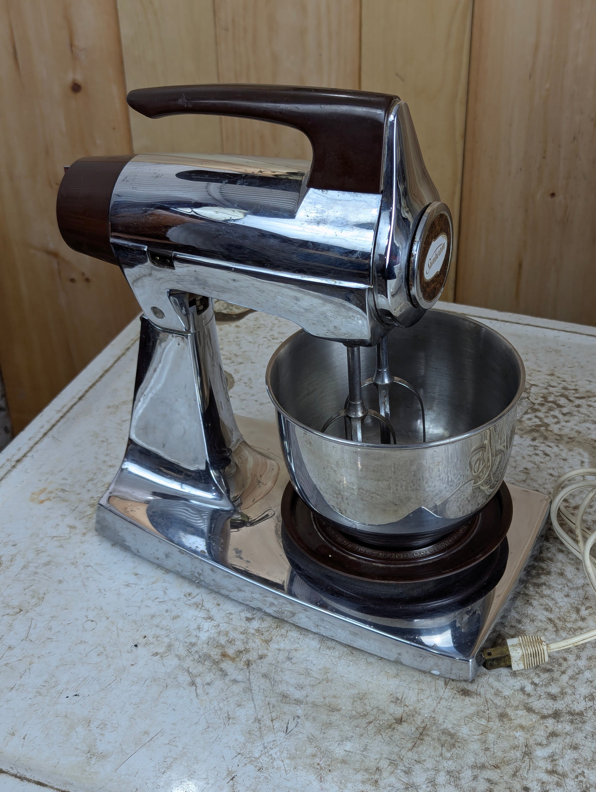 Vintage Sunbeam 12 Speed Mixmaster - view 3
