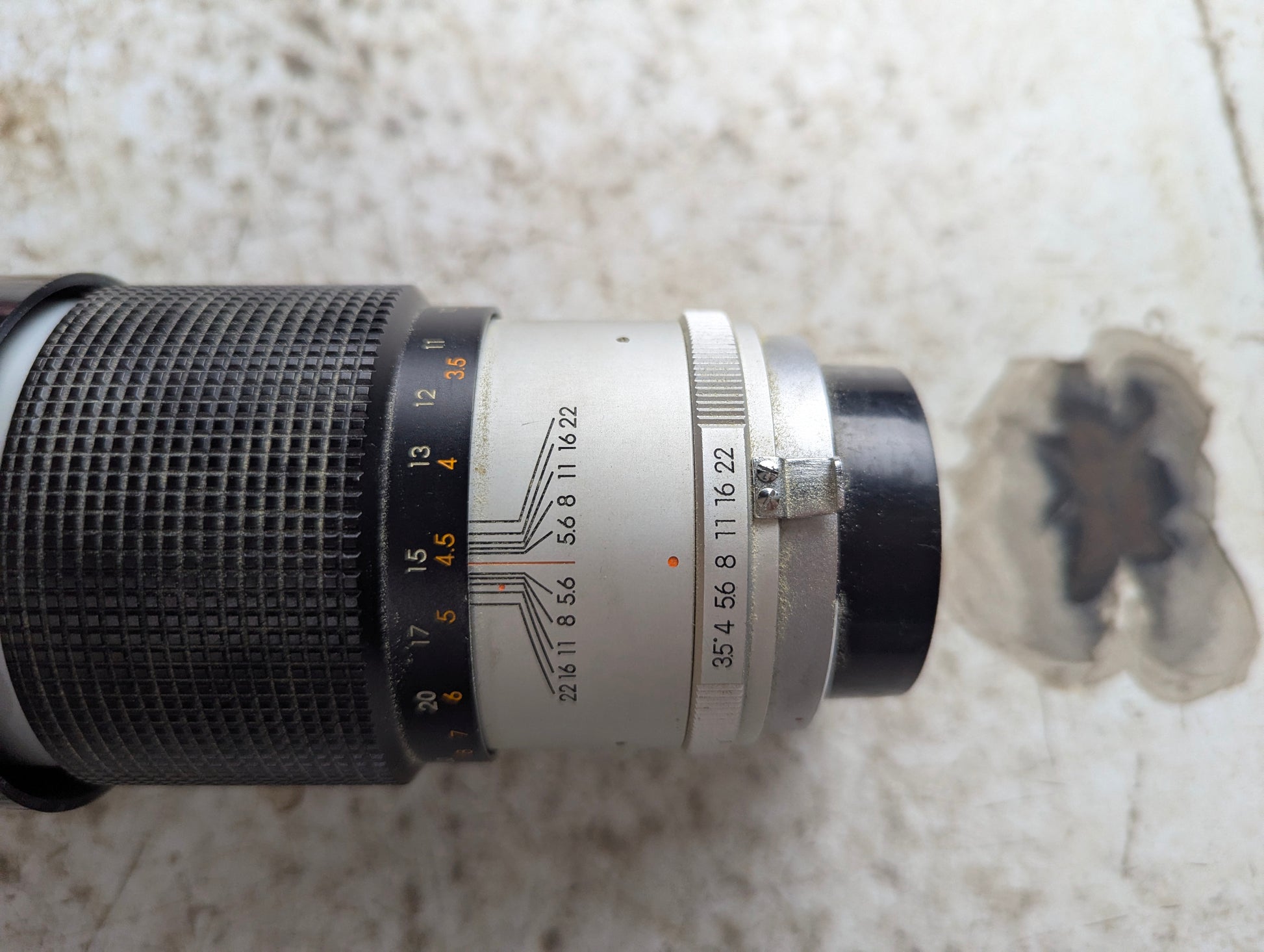 Vintage Universar Auto 200mm f/3.5 Telephoto Camera Lens with Case - view 4