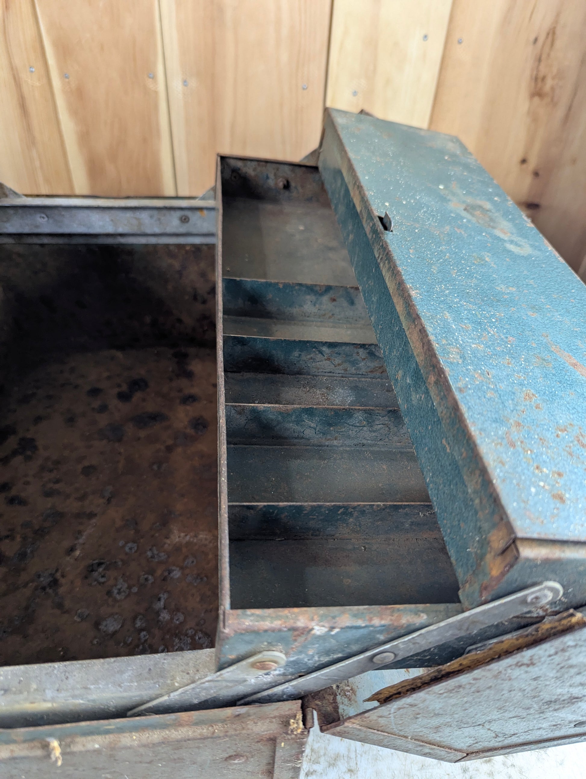 Vintage Waterloo JH-48 Cantilever Tool Box - view 5